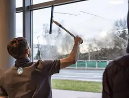 Jak myć okna ściągaczką bez smug? Poradnik krok po kroku