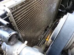 Czym skleić chłodnice, aby uniknąć kosztownych napraw?