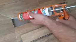 Jak kłaść silikon na kafelki, aby uniknąć pęcherzyków i brudów