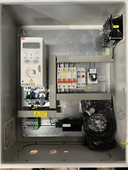 Jak bezpiecznie obniżyć napięcie na falowniku i uniknąć błędów technicznych