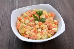 Ile kcal ma sałatka jarzynowa? Sprawdź, ile naprawdę zawiera kalorii