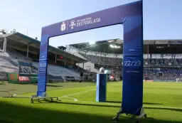 Brama z logo PKO Bank Polski Ekstraklasa i sezonem 22/23 na boisku piłkarskim. Tabela wszechczasów ekstraklasa czeka na nowe wpisy.