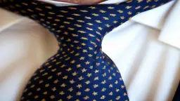 Jakie krawaty do białej koszuli, aby uniknąć modowych wpadek?