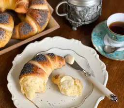 Jak zrobić idealny rogal maślany, który oczaruje Twoich gości? Rady