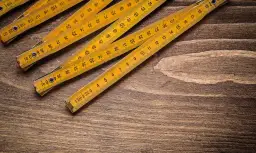 Czy balkon wchodzi w metraż mieszkania? Odkryj ważne fakty i przepisy