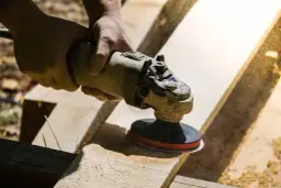 Pomysły na to, co można zrobić ze starych desek i jak je wykorzystać