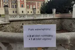 Pałac w Łącku zaprasza na zwiedzanie! Tablica informuje o cenach biletów do parku wewnętrznego: 2 zł normalny, 1 zł ulgowy.