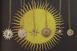 Pięć złotych naszyjników z motywem słońca. Symbol słońca znaczenie: życie, moc, energia.