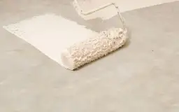 Farba do betonu: praktyczne porady i triki dla domowych majsterkowiczów