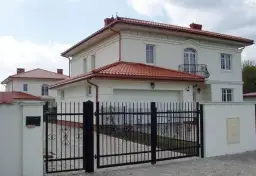 Czerwony dach i białe okna – jaki kolor elewacji wydobywa urok domu?