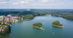 Najpiękniejsze jeziora w lesie w Polsce - idealne na relaks i przygodę