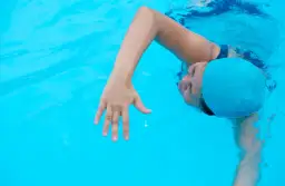 Ile trwa nauka pływania dla dorosłych i co wpływa na czas nauki?