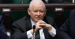 Jarosław Kaczyński, polityk, który często mówi o rodzinie i dzieciach, siedzi w ławach sejmowych.