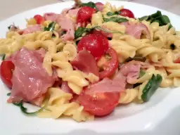 Przepyszny makaron z rukolą i szynką parmeńską - łatwy przepis