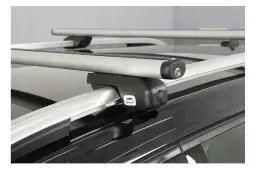 Montaż relingów dachowych AMOS na czarnym samochodzie. Solidne mocowanie bagażnika dachowego.