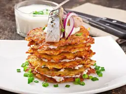 Z czym można zjeść placki ziemniaczane? Odkryj najlepsze dodatki