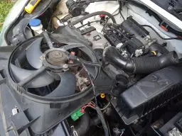 Gdzie jest przekaźnik wentylatora chłodnicy w Peugeot Partner? Sprawdź teraz!