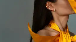 Jakie dodatki do złotej sukienki na wesele, aby wyglądać olśniewająco?