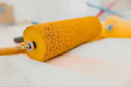 Jakim wałkiem malować meble? Gładkie wykończenie bez smug!