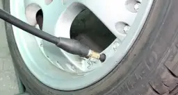 Ile pompować opony, aby uniknąć niebezpieczeństwa na drodze?