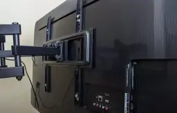 Jak wybrać odpowiedni uchwyt do telewizora: Ranking modeli na 2025 rok