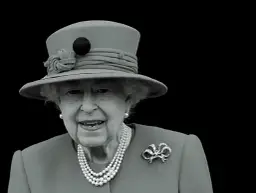 Królowa Elżbieta II w kapeluszu i perłach, symbol długiego panowania. Ile lat panowała Elżbieta II? 70 lat.