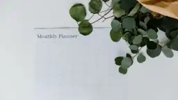 Planer miesięczny z gałązkami eukaliptusa. Czas zaplanować miesiące po francusku.