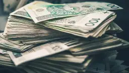 Stos polskich banknotów 100 zł.