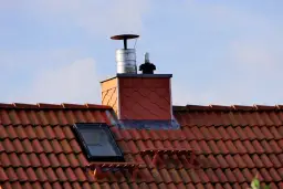 Czy na komin zewnętrzny potrzebne jest pozwolenie? Sprawdź, co musisz wiedzieć