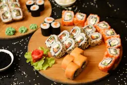 Skąd pochodzi sushi? Odkryj fascynującą historię tej potrawy