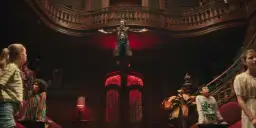 Pan Kleks unosi się w powietrzu, witając dzieci w Akademii. Recenzje filmu podkreślają magię tej sceny.