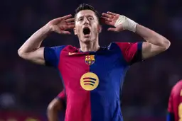 Robert Lewandowski, jeden z najlepszych strzelców Barcelony w historii, świętuje bramkę.