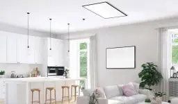 Nowoczesna kuchnia i salon z dyskretnym ogrzewaniem sufitowym wodnym. Białe meble, wyspa kuchenna, wygodna sofa i duży obraz na ścianie.