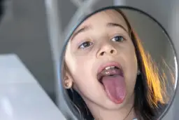 Jak wyrwać zęba mleczaka który się rusza bez bólu i stresu