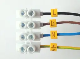 Jak podłączyć żyrandol 2 kable z sufitu - uniknij błędów i zagrożeń