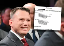 Uśmiechnięty mężczyzna w garniturze obok dokumentu, który ujawnia, ile Mentzen ma BTC.