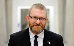 Grzegorz Braun z jakiej partii? Odkryj jego polityczne powiązania