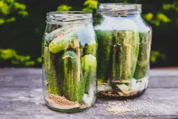 Czy ogórki kiszone się pasteryzuje? Poznaj prawdę o fermentacji