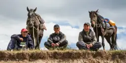 Mongolskie siodło co to? Odkryj jego fascynującą historię i zastosowanie