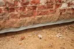 Jak wykonać izolację poziomą w istniejącym budynku bez błędów