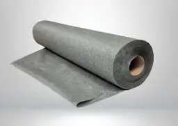 Szara geowłóknina pod podjazd, zwinięta w rolkę, gotowa do użycia.