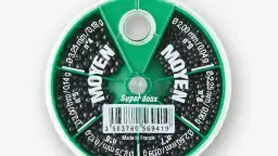 Pudełko z czarnymi śrutami wędkarskimi o różnych średnicach i wagach.