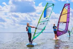 Ile kosztuje windsurfing? Ceny lekcji, kursów i wynajmu sprzętu