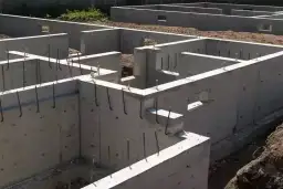 Ile kosztuje izolacja fundamentów? Poznaj ceny i oszczędności