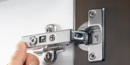 Jak wyregulować zawiasy w szafce krok po kroku: szybka naprawa w domu