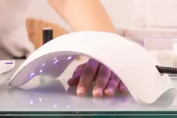 Manicure hybrydowy krok po kroku: Piękne paznokcie w domu bez błędów