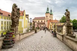 Kamienny most z rzeźbami świętych prowadzi do barokowego kościoła w Kłodzku. Spacerując po nim, czujesz klimat Beskidu Kłodzko.