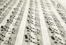 Stara partytura muzyczna z nutami i pięcioliniami.