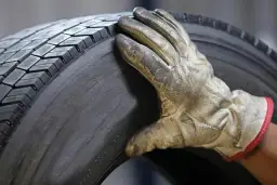 Co to są opony bieżnikowane i dlaczego warto je wybrać?