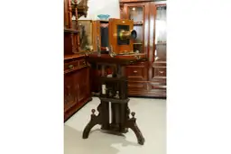 Antyczny aparat fotograficzny na drewnianym statywie. Kto wynalazł aparat fotograficzny? To pytanie zadają sobie miłośnicy historii fotografii.